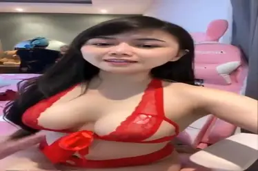 Selebgram RR Pamer Lekuk Tubuh Goyang Hot